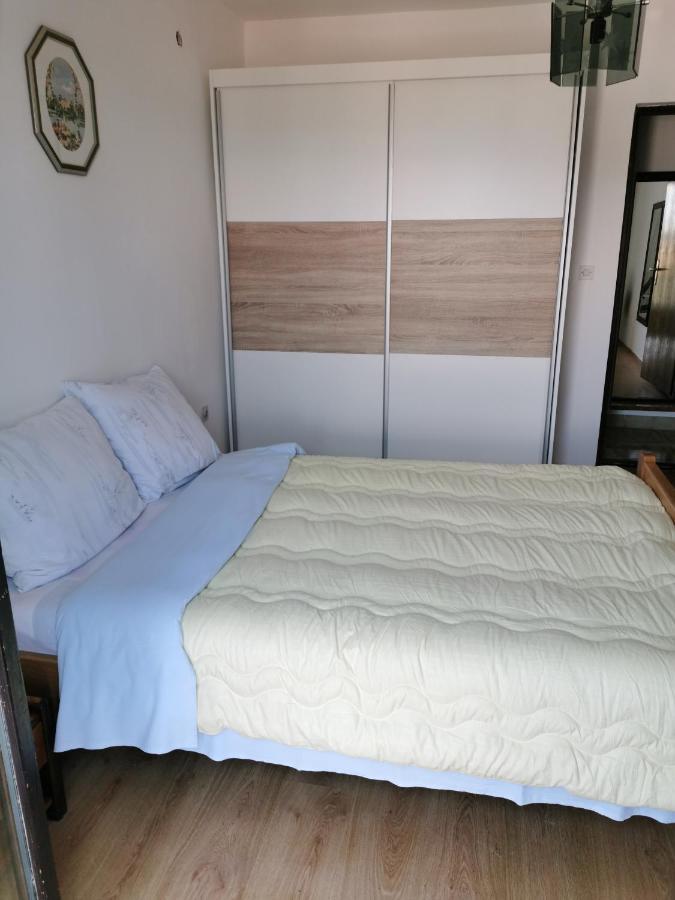 Apartment Dasek Ii, Njivice Luaran gambar